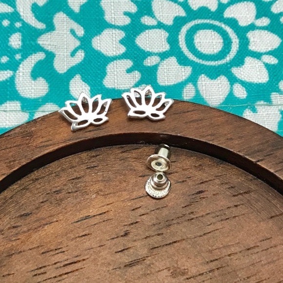 Chic silver lotus flower🌸earrings! - Picture 4 of 7
